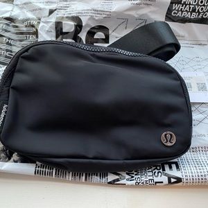 PERFECT Lululemon Everywhere Belt Bag (black)